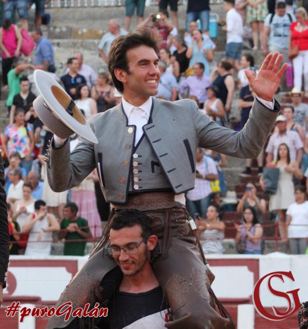 Entró a caballo… y salió a hombros